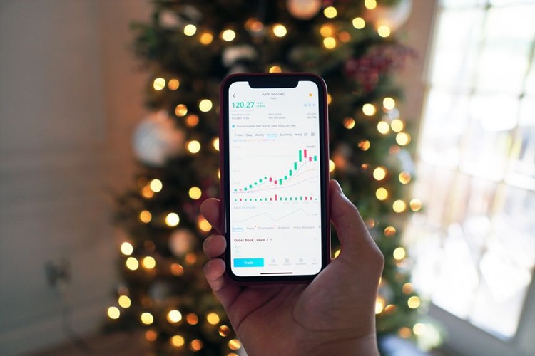 Festive 2026 Holiday Shopping Traffic Mobile Device Ai Interface